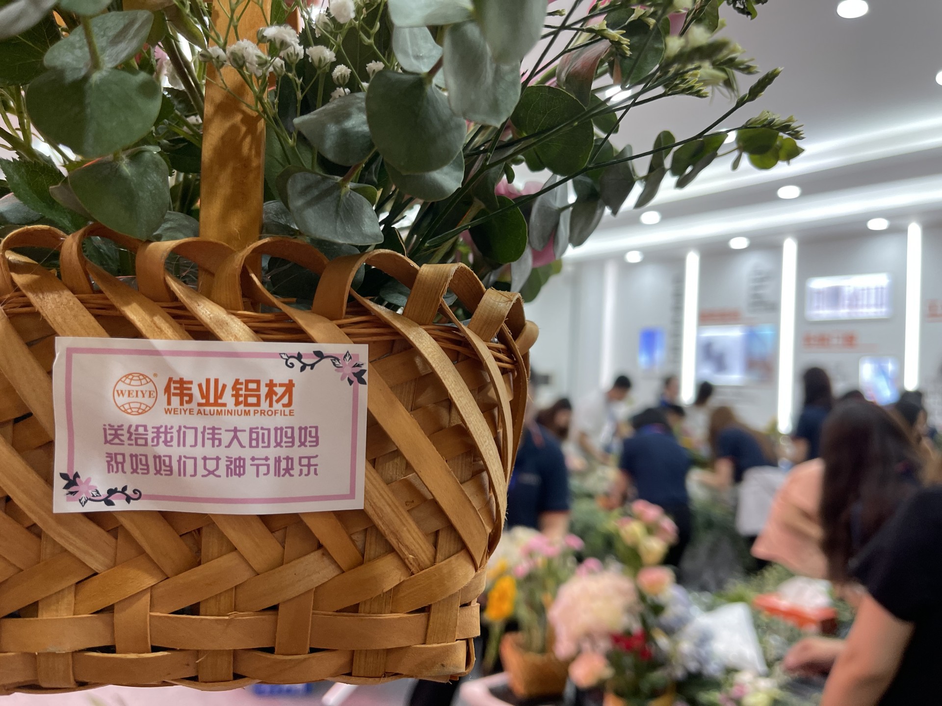 BBIN宝盈集团铝材 | 送她幼花花，把爱给妈妈